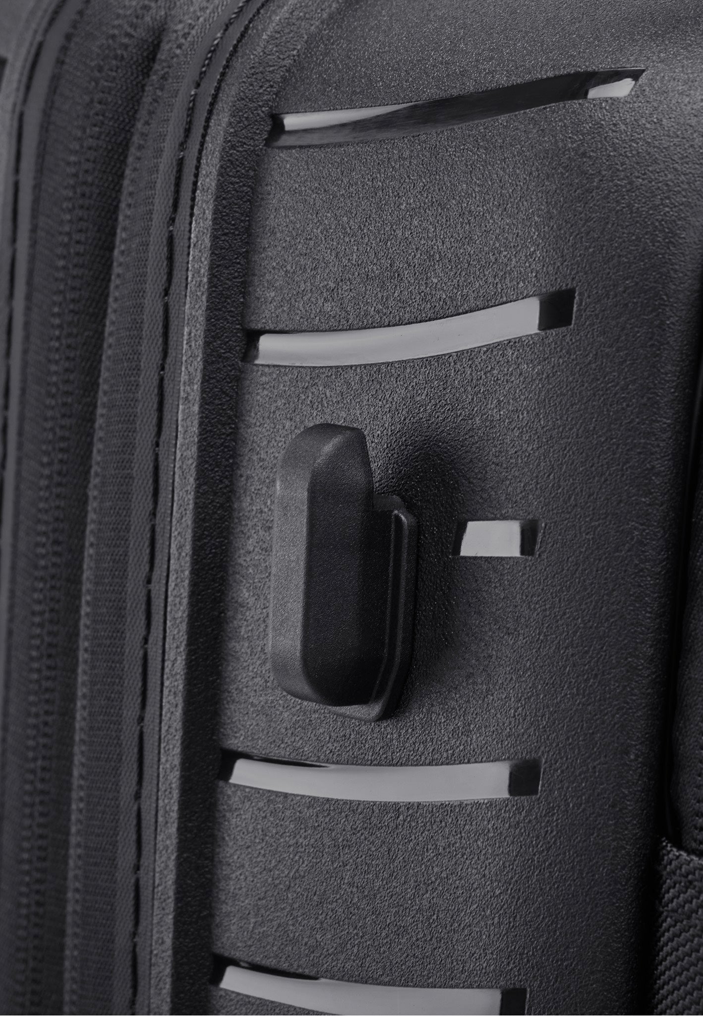 Stratic Novium ML Trolley L Black Suitcase