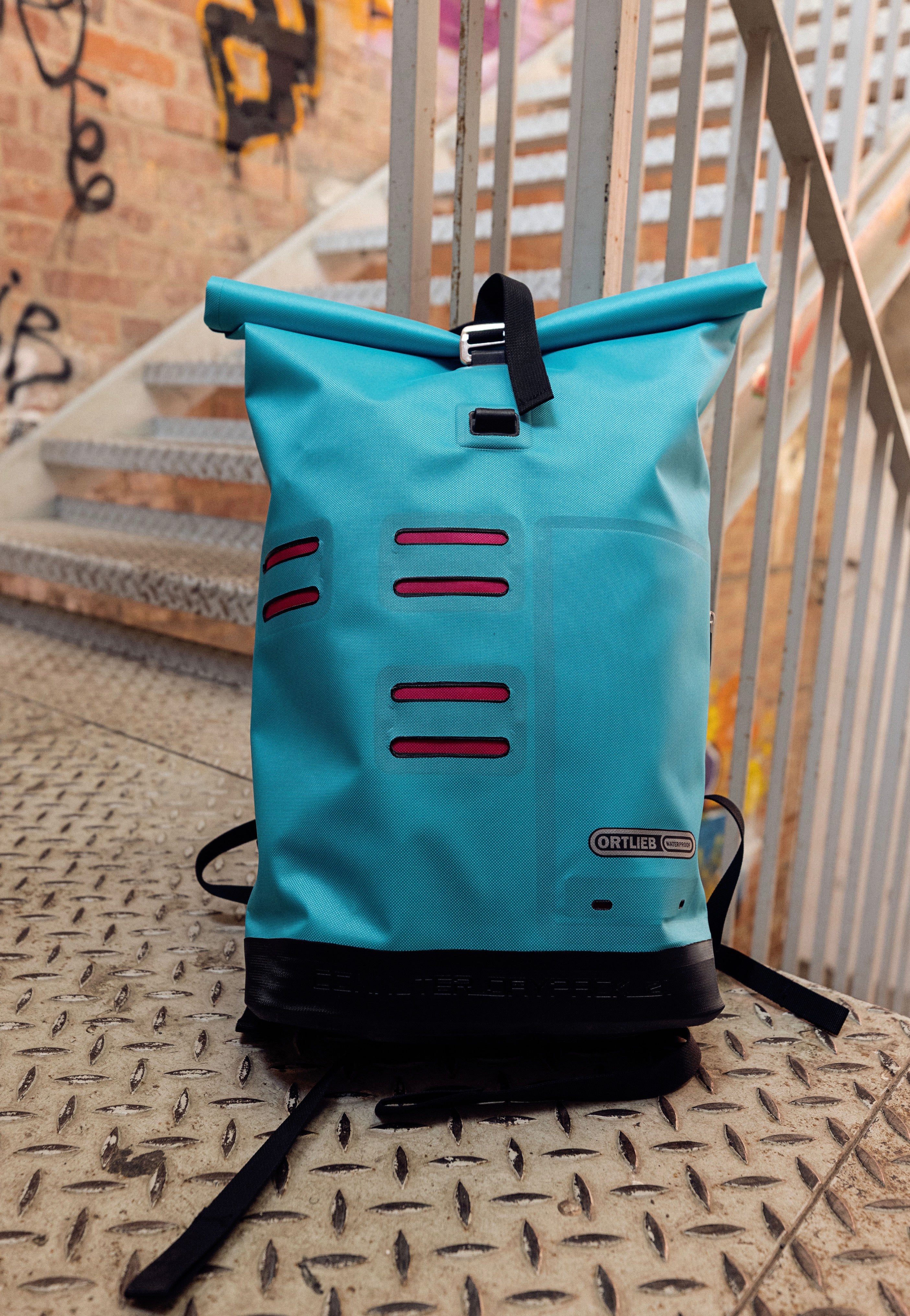 ORTLIEB Commuter Daypack Cyber 21L Cyber Blue/Pink Rolltop Rucksack