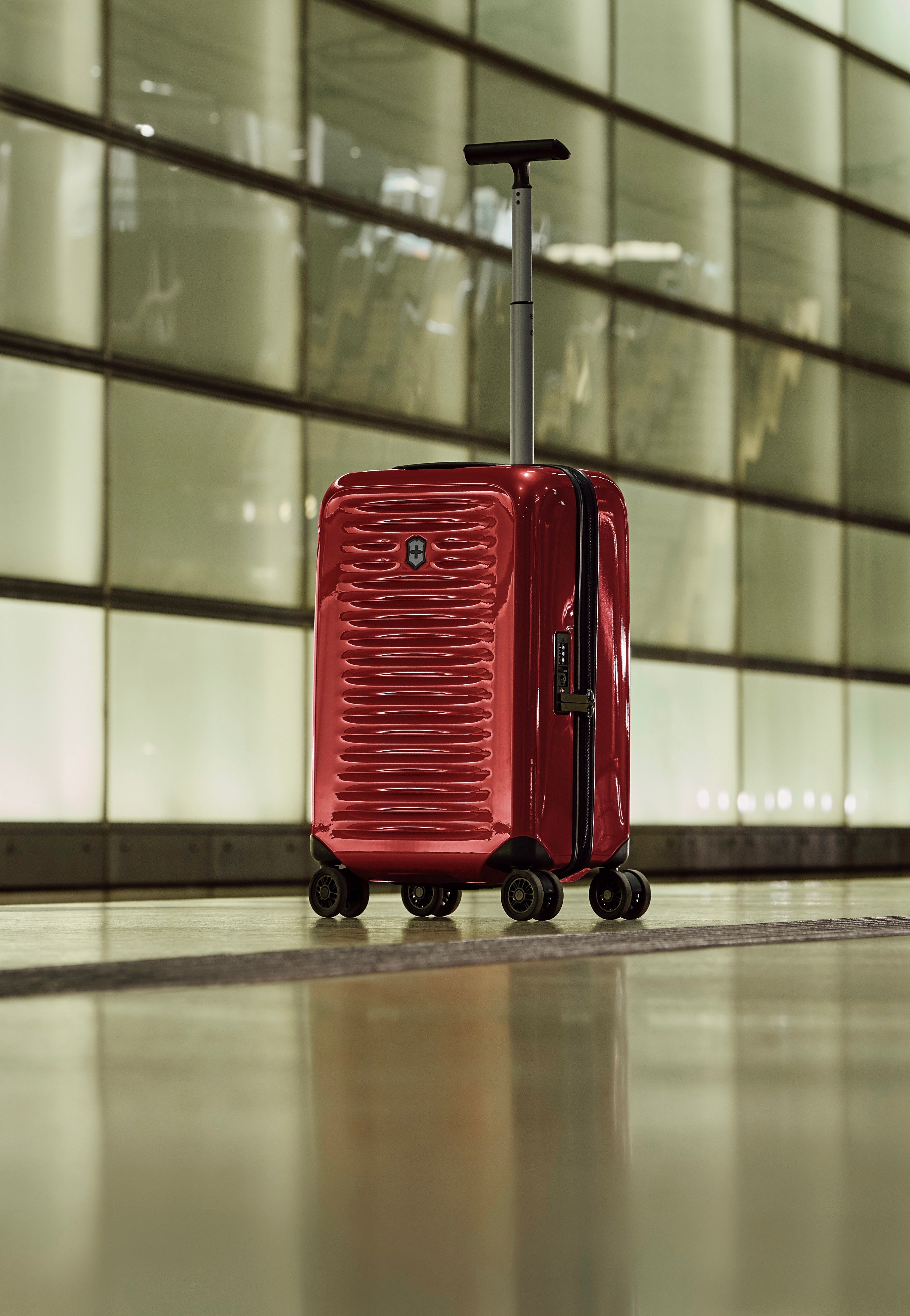 Victorinox Airox Frequent Flyer Hardside Carry-On Victorinox Red Koffer