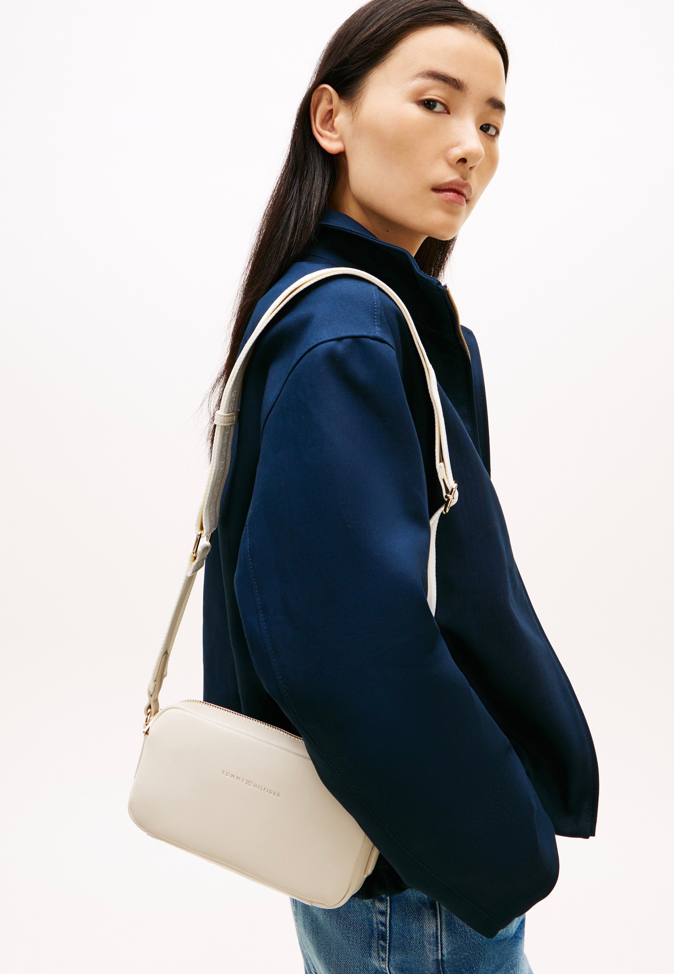 Tommy Hilfiger TH Essential Camera Soft Cream Umhängetasche